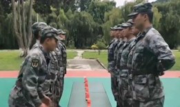 新兵着急吃瓜,急切吃瓜背后的军营生活点滴