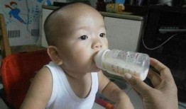 奶奶淡定吃瓜,诠释人生百态