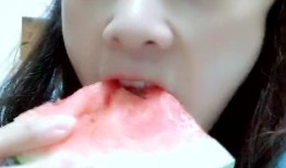 小姐姐吃瓜反应,小姐姐的吃瓜反应大揭秘