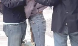 吃瓜男子护着小三,引发网友热议