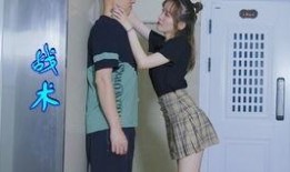 情侣吵架电梯吃瓜群众,吃瓜群众围观成现场焦点