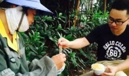 傈僳族小伙吃瓜,傈僳族小伙的夏日吃瓜日记