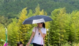 梁山观景台吃瓜,瓜果飘香，尽享夏日盛宴