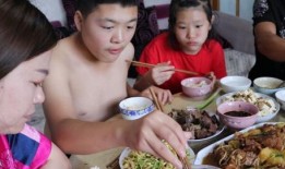 表哥和表弟吃瓜,共享夏日清凉时光