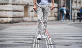 男子带眼镜吃瓜,眼镜男品味瓜果时光